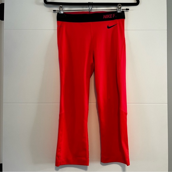 Nike Pro | Capri Leggings - Picture 1 of 11